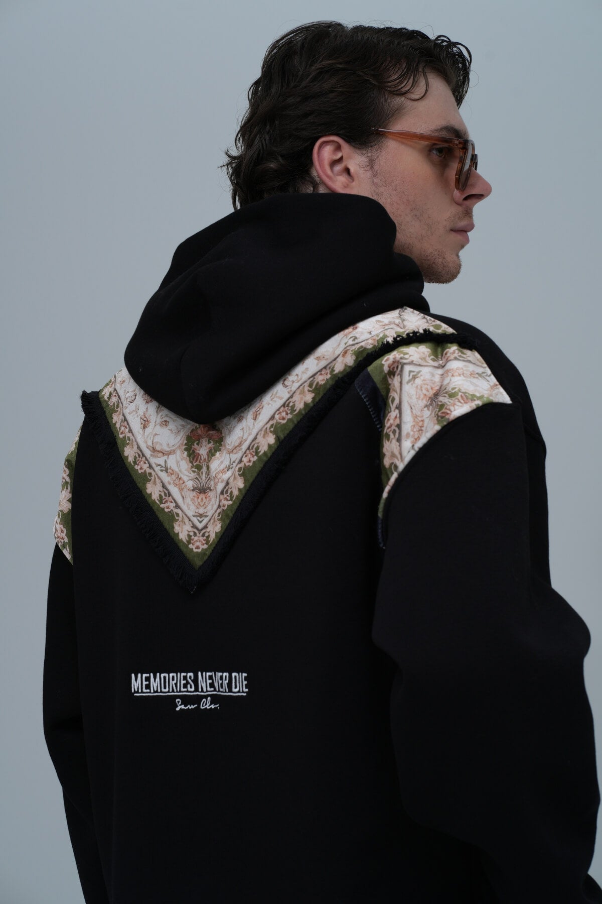 MEMORIES NEVER DIE HOODIE - BLACK