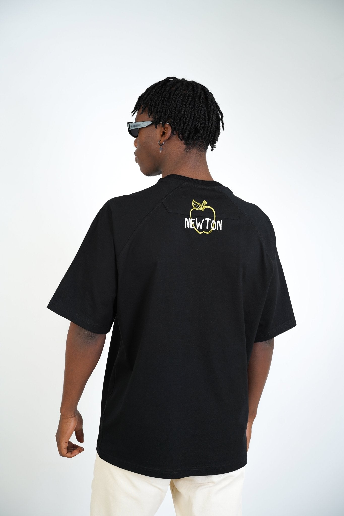 T - SHIRT - APPLE & THE WORLD - BLACK