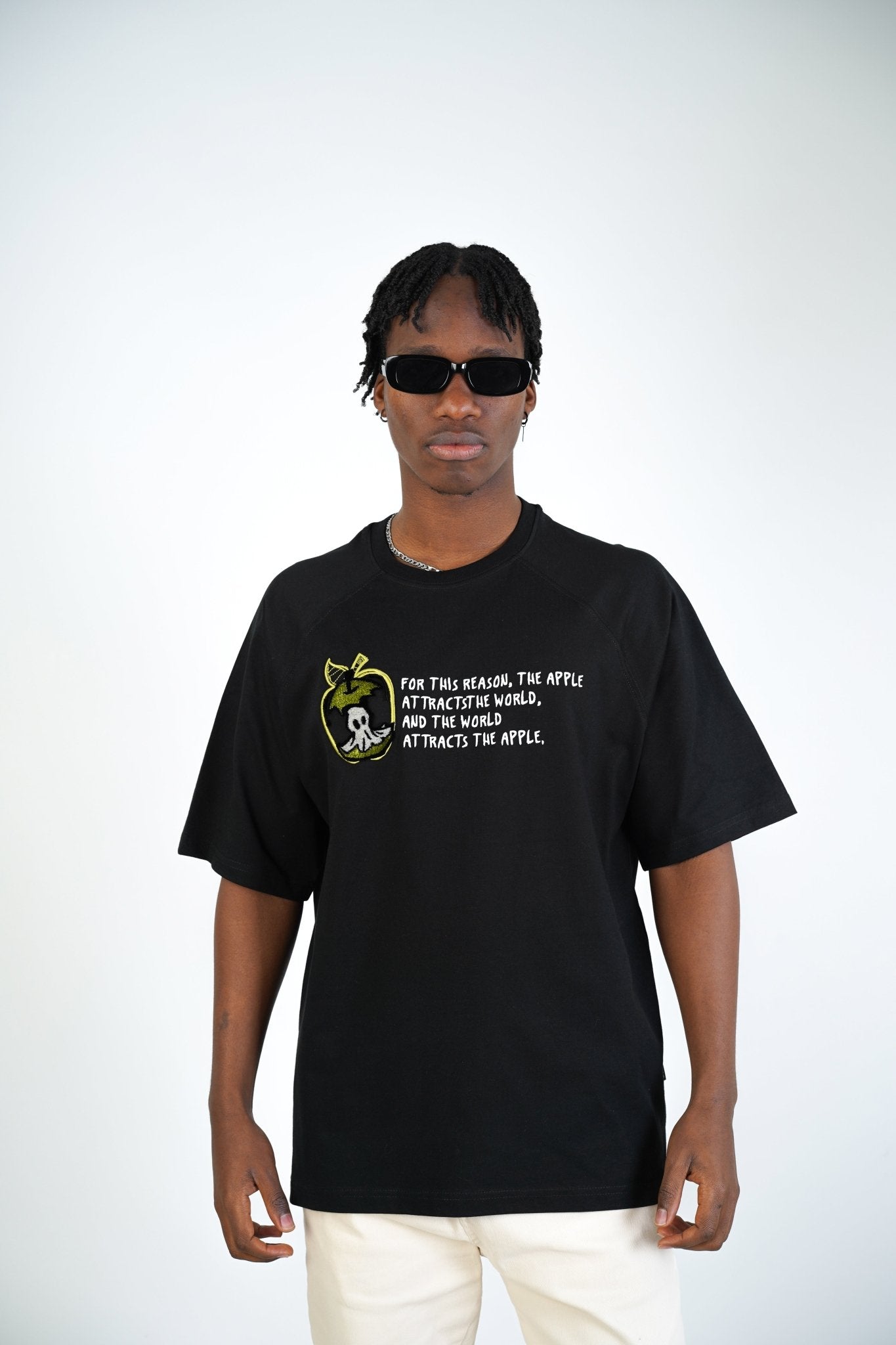 T - SHIRT - APPLE & THE WORLD - BLACK