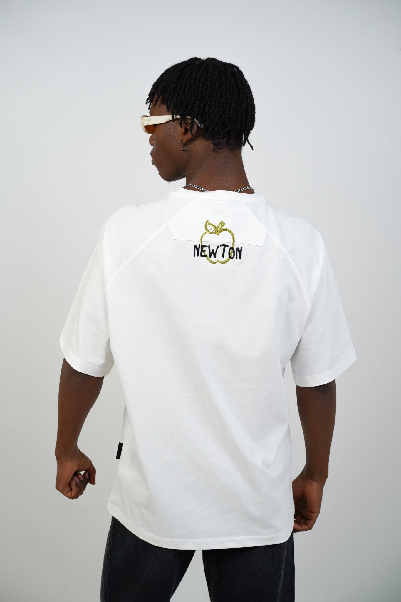 T - SHIRT - APPLE & THE WORLD - WHITE