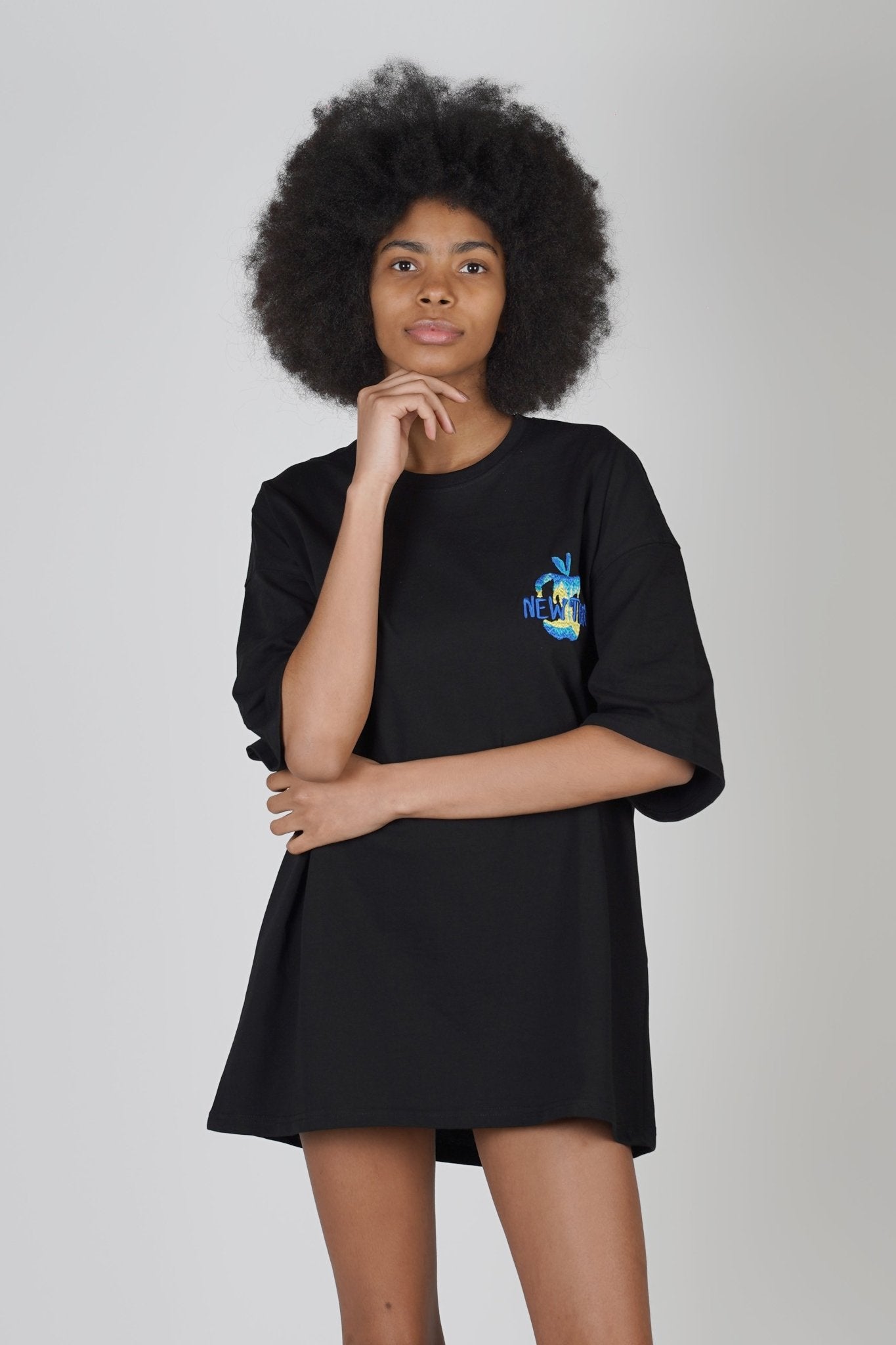 T - SHIRT - NEWTON APPLE - BLACK