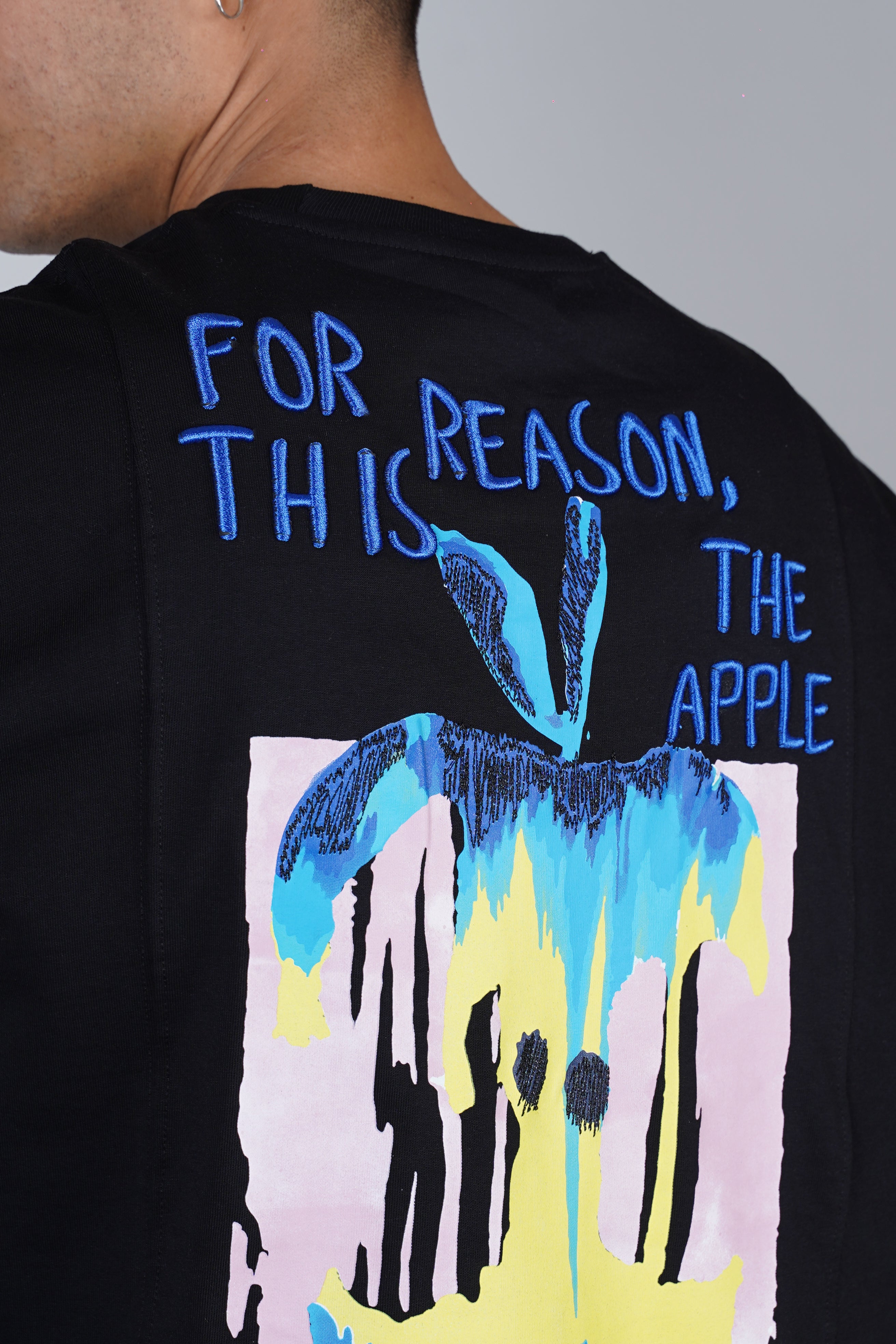 T-SHIRT - NEWTON APPLE - BLACK