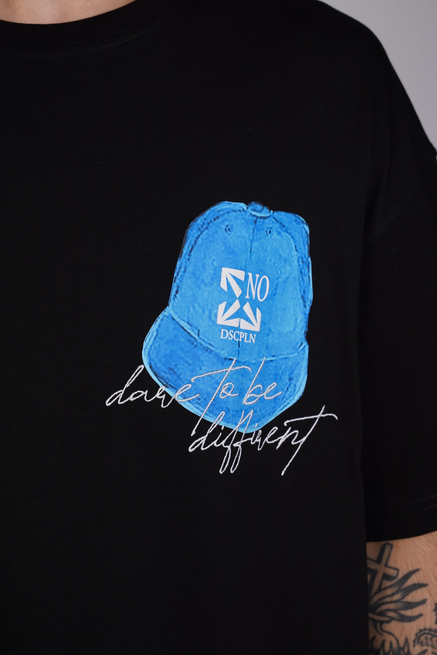 T-SHIRT - BLUE CAP - BLACK