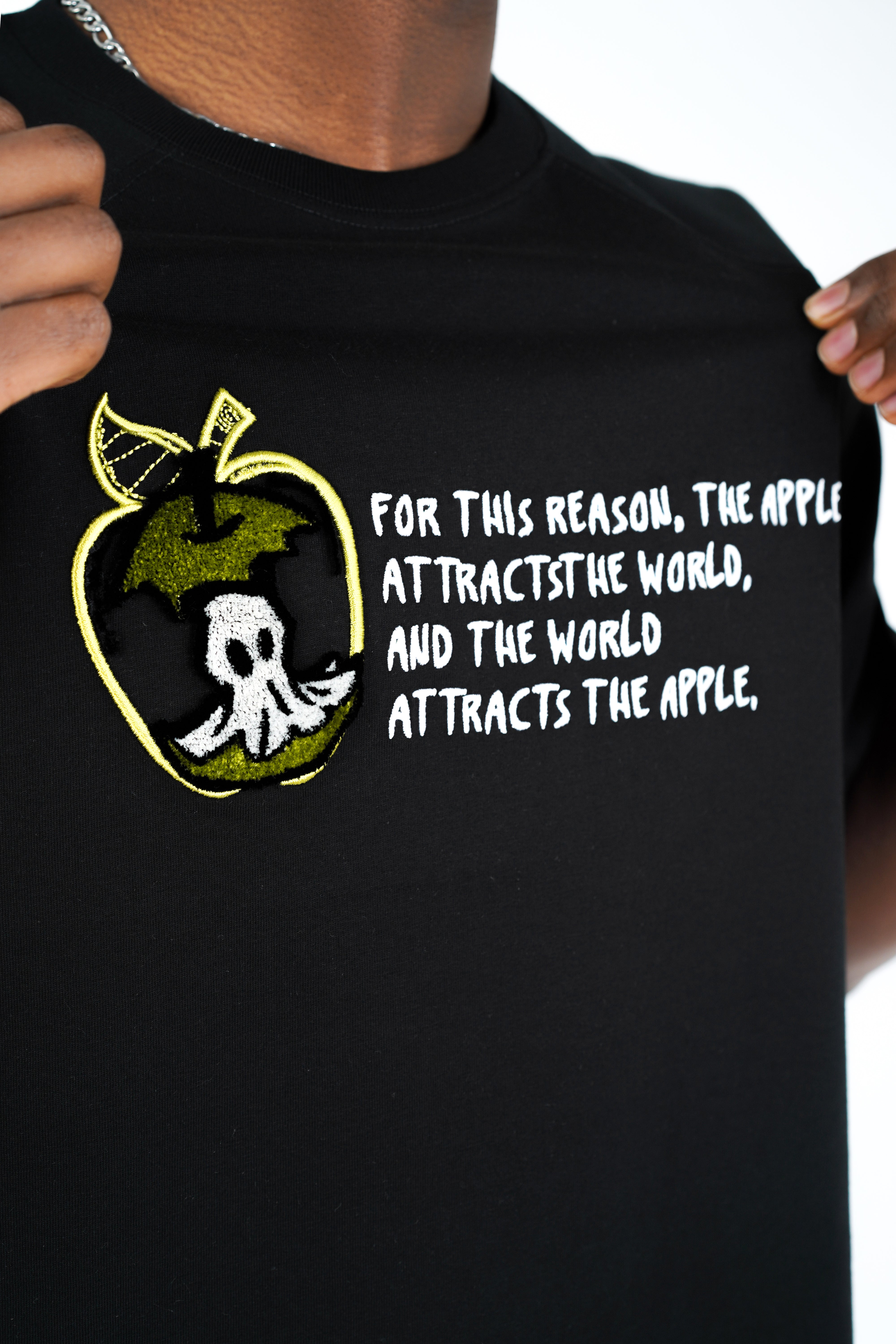 T-SHIRT - APPLE & THE WORLD - BLACK