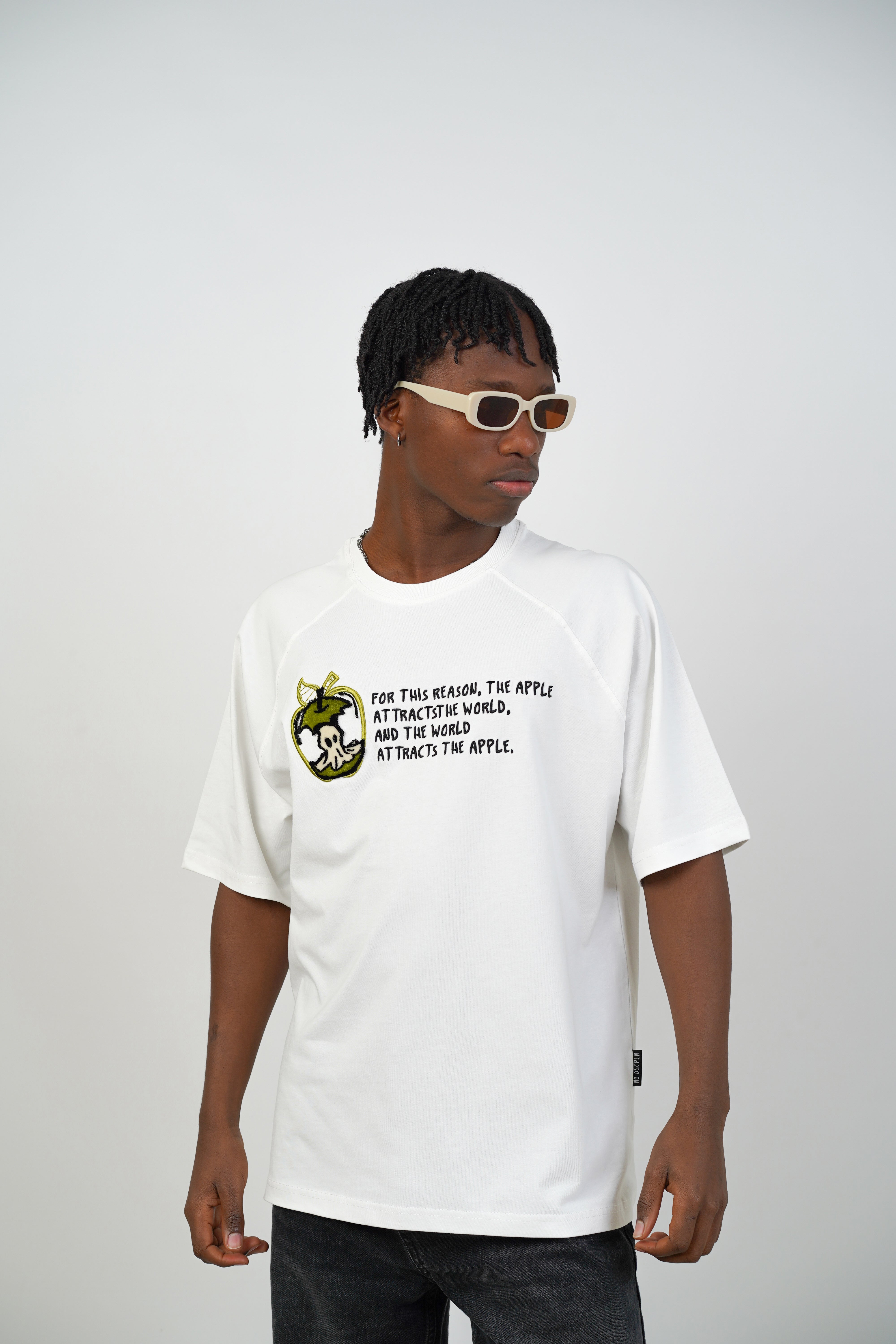 T-SHIRT - APPLE & THE WORLD - WHITE