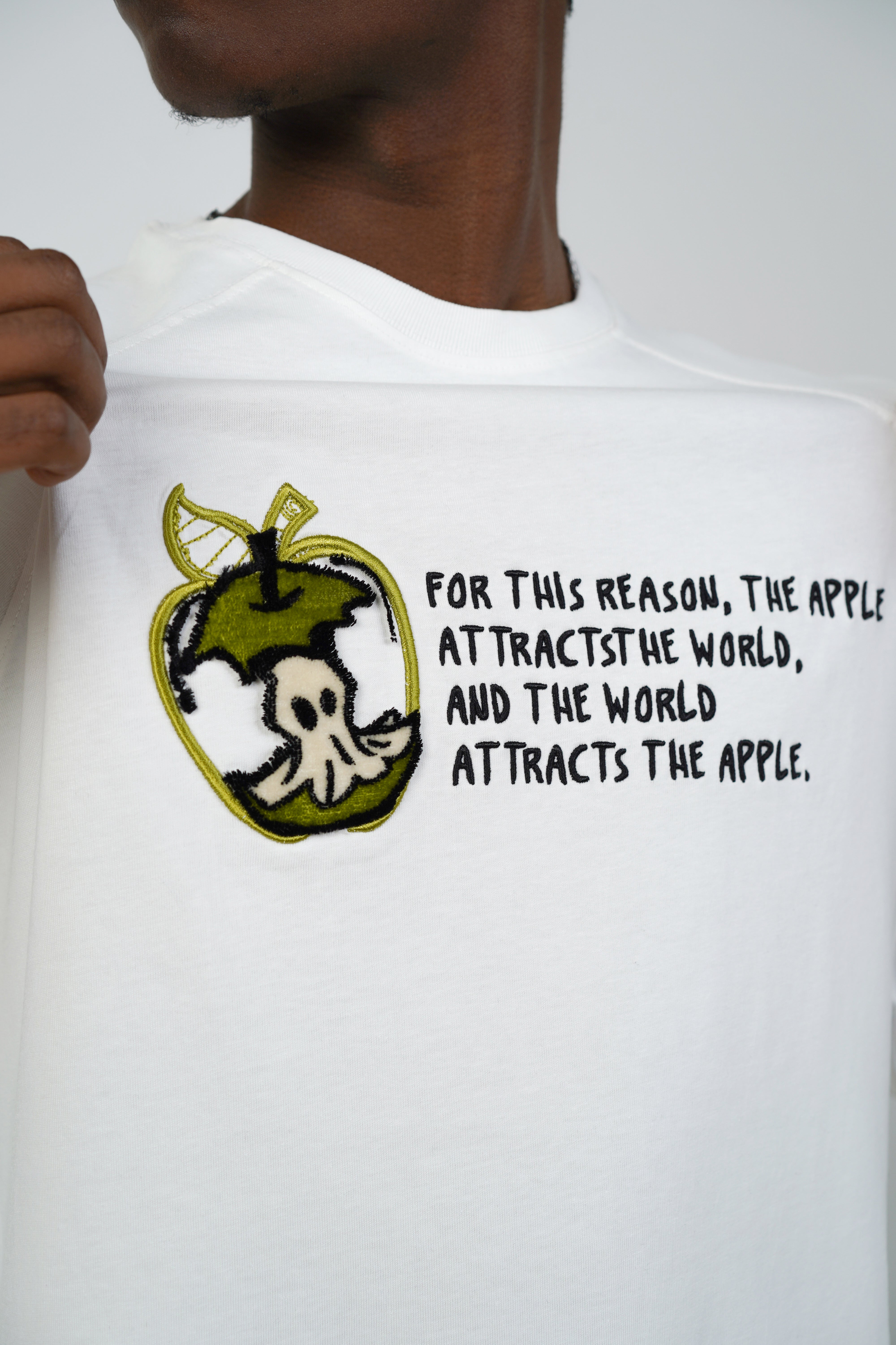 T-SHIRT - APPLE & THE WORLD - WHITE