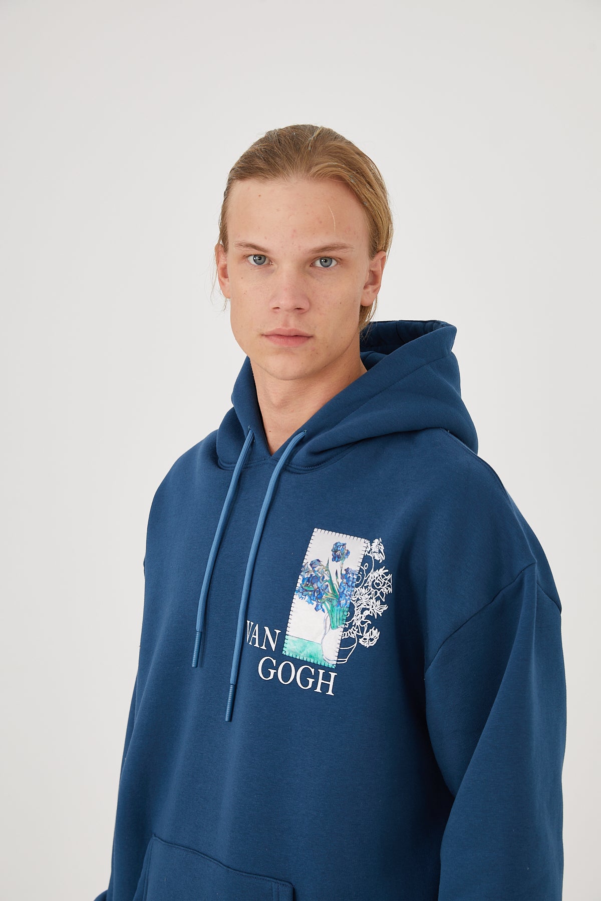 HOODIE - BLAUWE BLOEMEN - ZWART