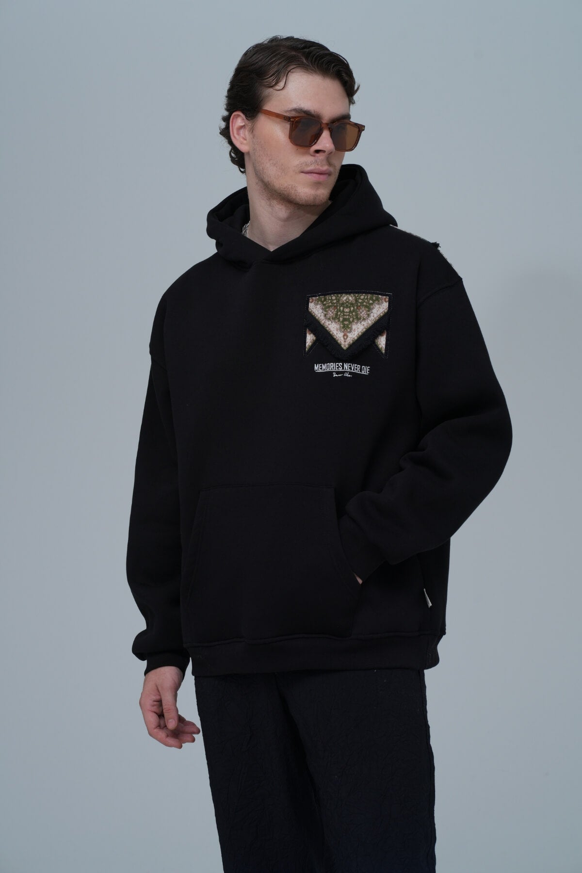 MEMORIES NEVER DIE HOODIE - BLACK