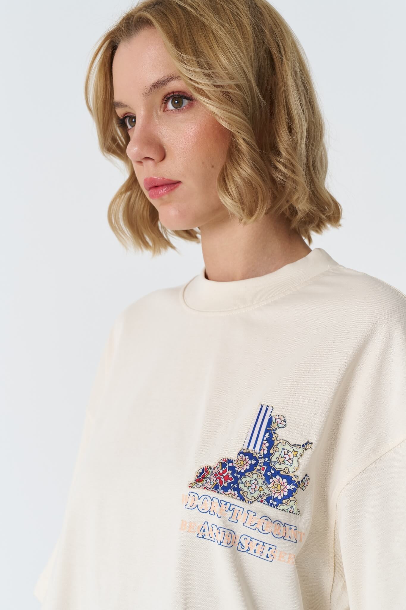 DON'T LOOK - OFF WHITE